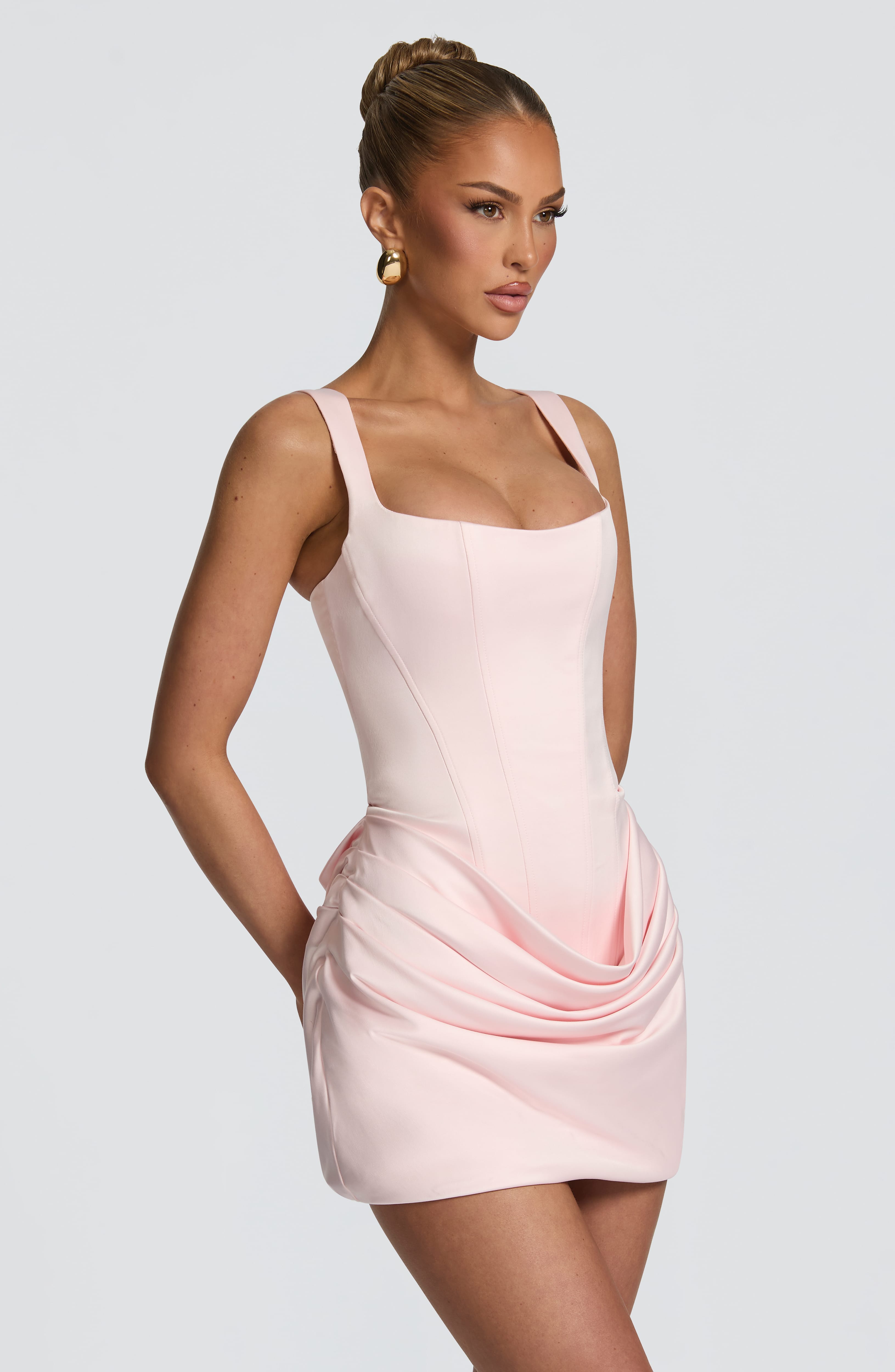Imogen Satin-Mini-Partykleid mit Plisseefalten – Rouge