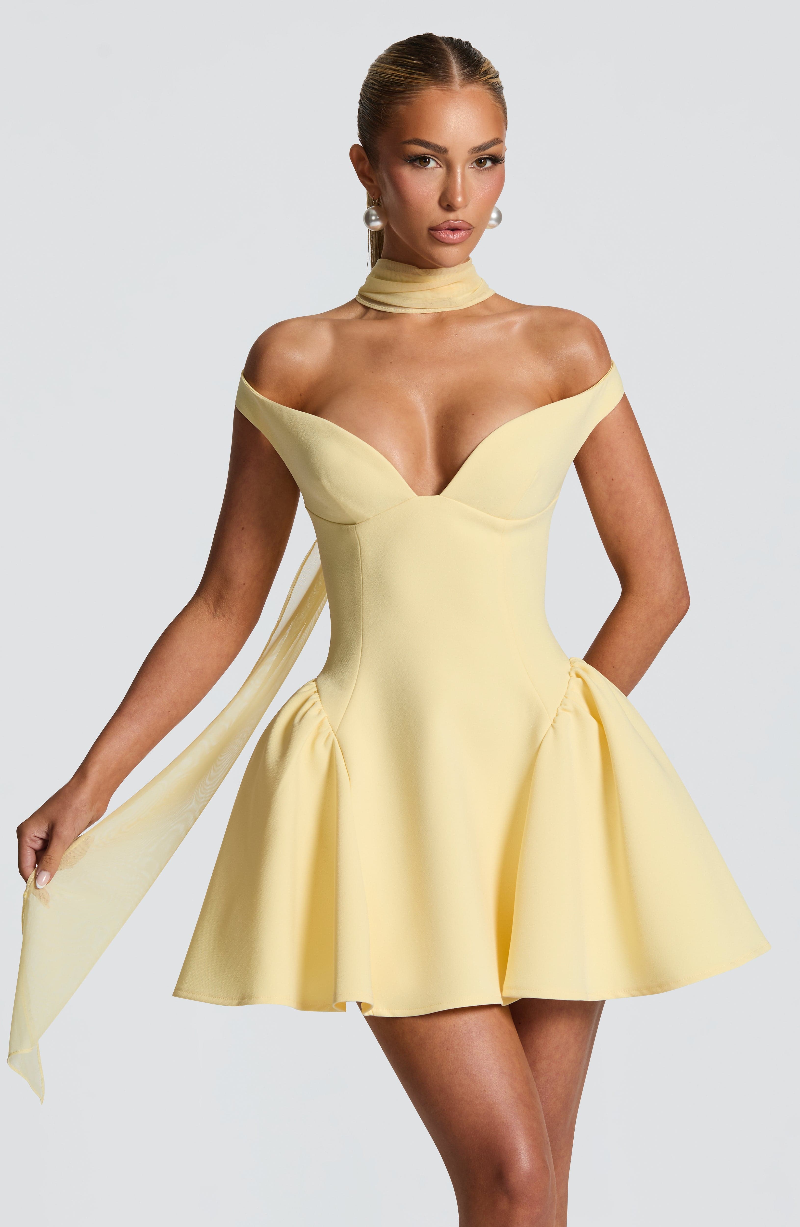 Marla Bardot Mini-Partykleid mit tiefem Ausschnitt – Zitrone